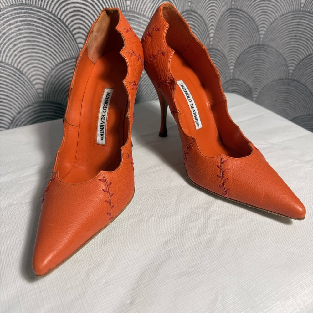 Manolo Blahnik Orange Scalloped Pointed-Toe Leather Pumps - Picture 10 of 11